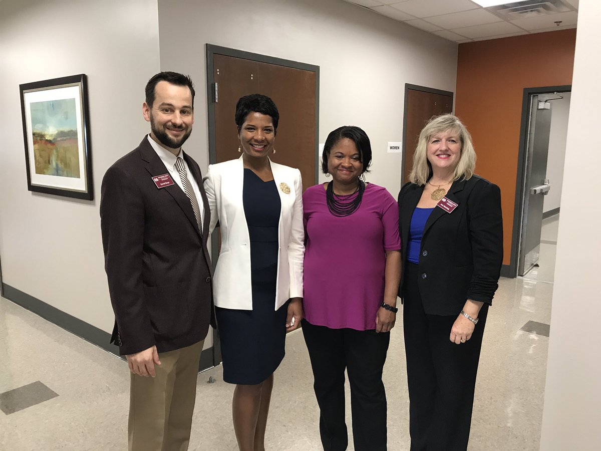 asansing23's tweet photo. Celebrating UMMC Community Care Center grand opening in Belzoni,MS @DrBuys @UMMCnews @MSU_FSNHP @MSUExtService https://t.co/dRMX4BX6C1