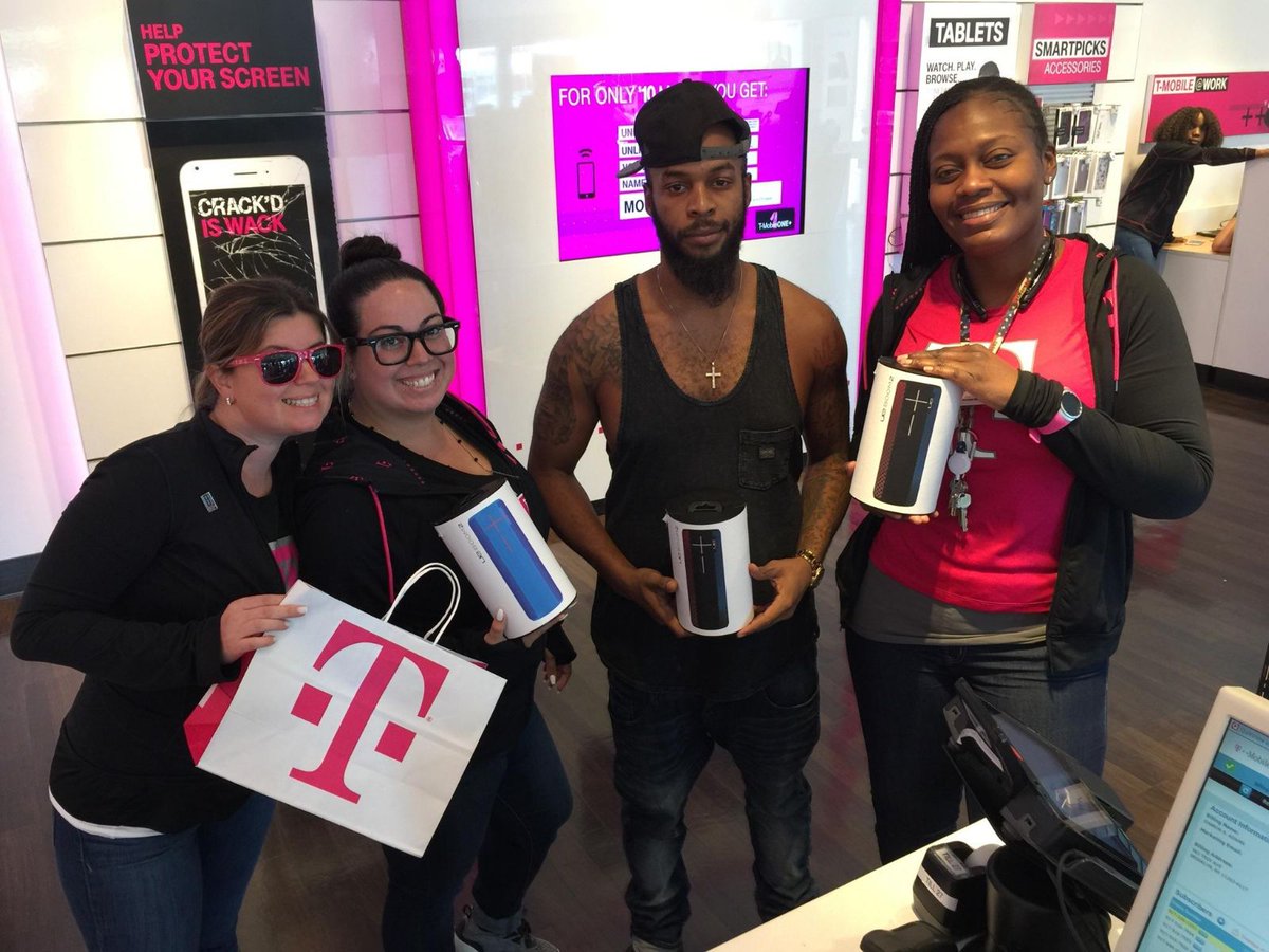 MagentaRanger's tweet photo. 3 #UEboom out the door with a happy customer @TMobile @ultimateears @Logitech @miamiboi995 @KatyaRaskin #Team8637 #bemagenta #MagentaFam https://t.co/TdkDyRk0eL