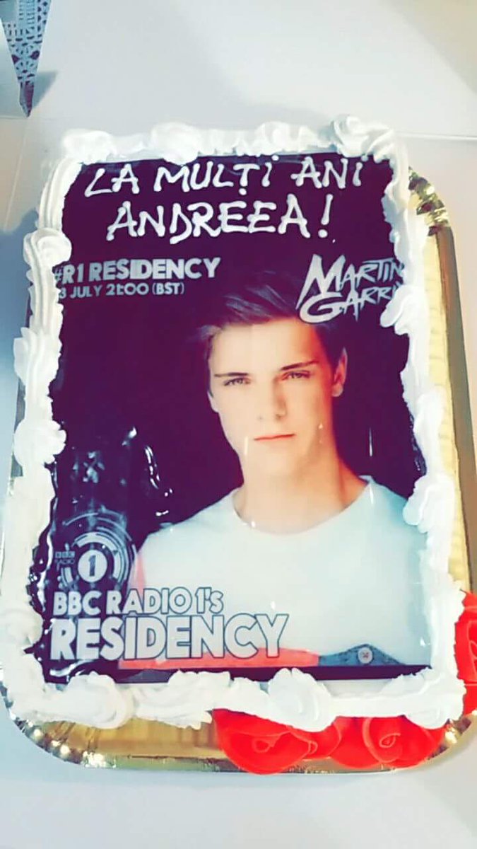 <a href="/MartinGarrix/">MARTIN GARRIX</a> ➕✖❤ My mother brought me this beautiful cake! What can be more beautiful than seeing your idol on your cake?