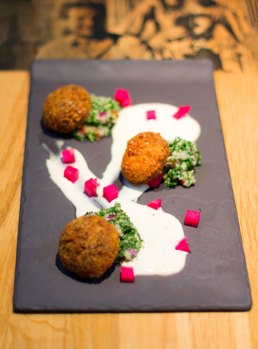 Une entrée triomphale: notre Falafel sauce Tarator, salade de taboulé et navets marinés. #HuisClosBar #Villeray