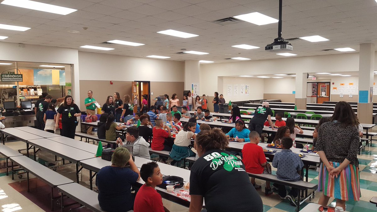 DVISD_HDES's tweet photo. All helpers on deck for first day lunches in the cafeteria #HDEHOUNDDOGS #DVPROUD #dvisdfirstday https://t.co/ijLAaO42Bj