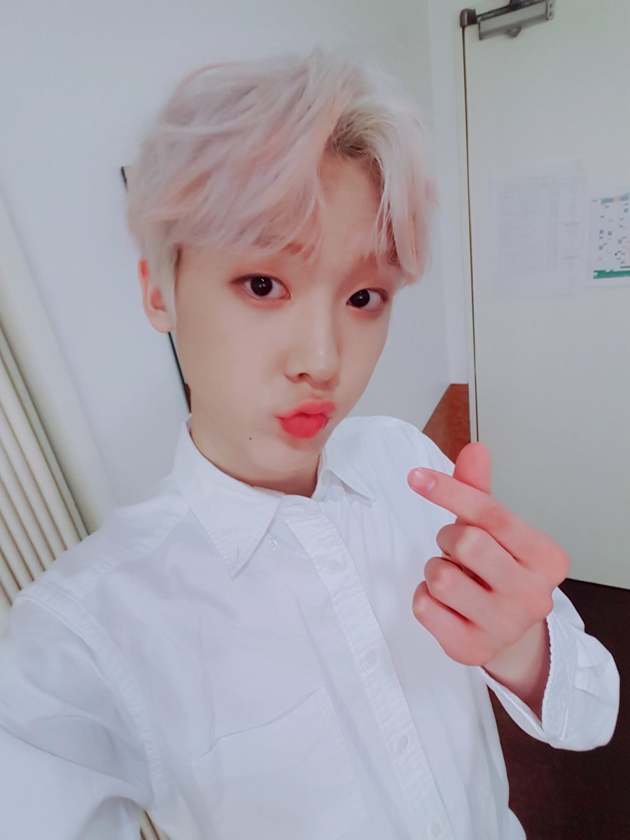 offclASTRO's tweet photo. 도쿄콘서트도 마무리!!!ㅠㅠ와주신 아로하팬분들이 응원해줘서 무사히잘끝낸것같아요!!! 너무고마워요💜💜아스트로드화이팅!!💜따나센쵸!!3시에떠나요😗😗
#고마워 #아로하 https://t.co/GW3cFj6OLp