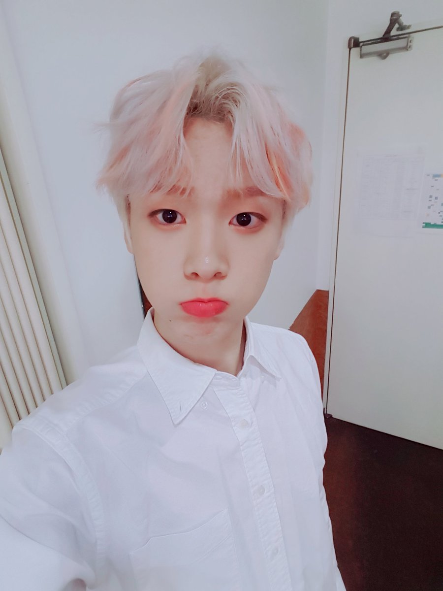 offclASTRO's tweet photo. 도쿄콘서트도 마무리!!!ㅠㅠ와주신 아로하팬분들이 응원해줘서 무사히잘끝낸것같아요!!! 너무고마워요💜💜아스트로드화이팅!!💜따나센쵸!!3시에떠나요😗😗
#고마워 #아로하 https://t.co/GW3cFj6OLp