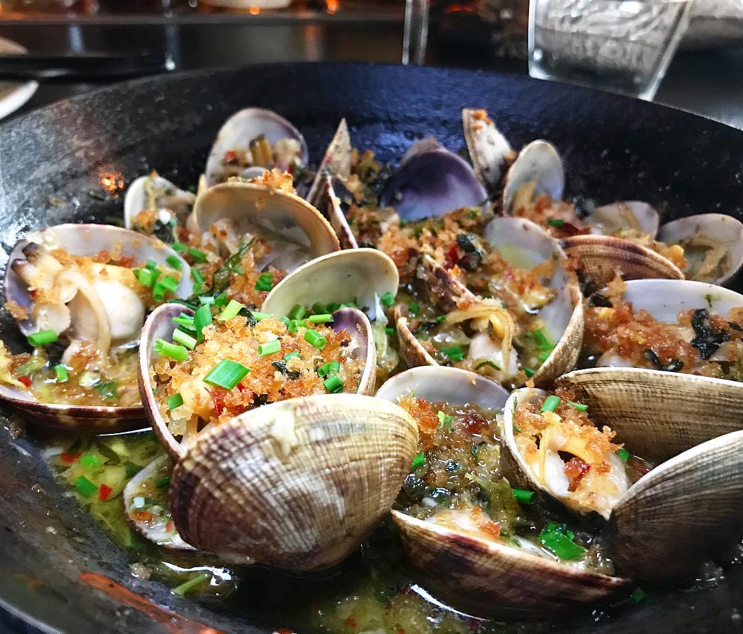 redashatx's tweet photo. Happy as a clam with these "oreganata style" shellfish, cooked w/ garlic, herbs, soave, and spicy grana crumbs (photo @Sujineatseverything) https://t.co/XlcrxnESgE