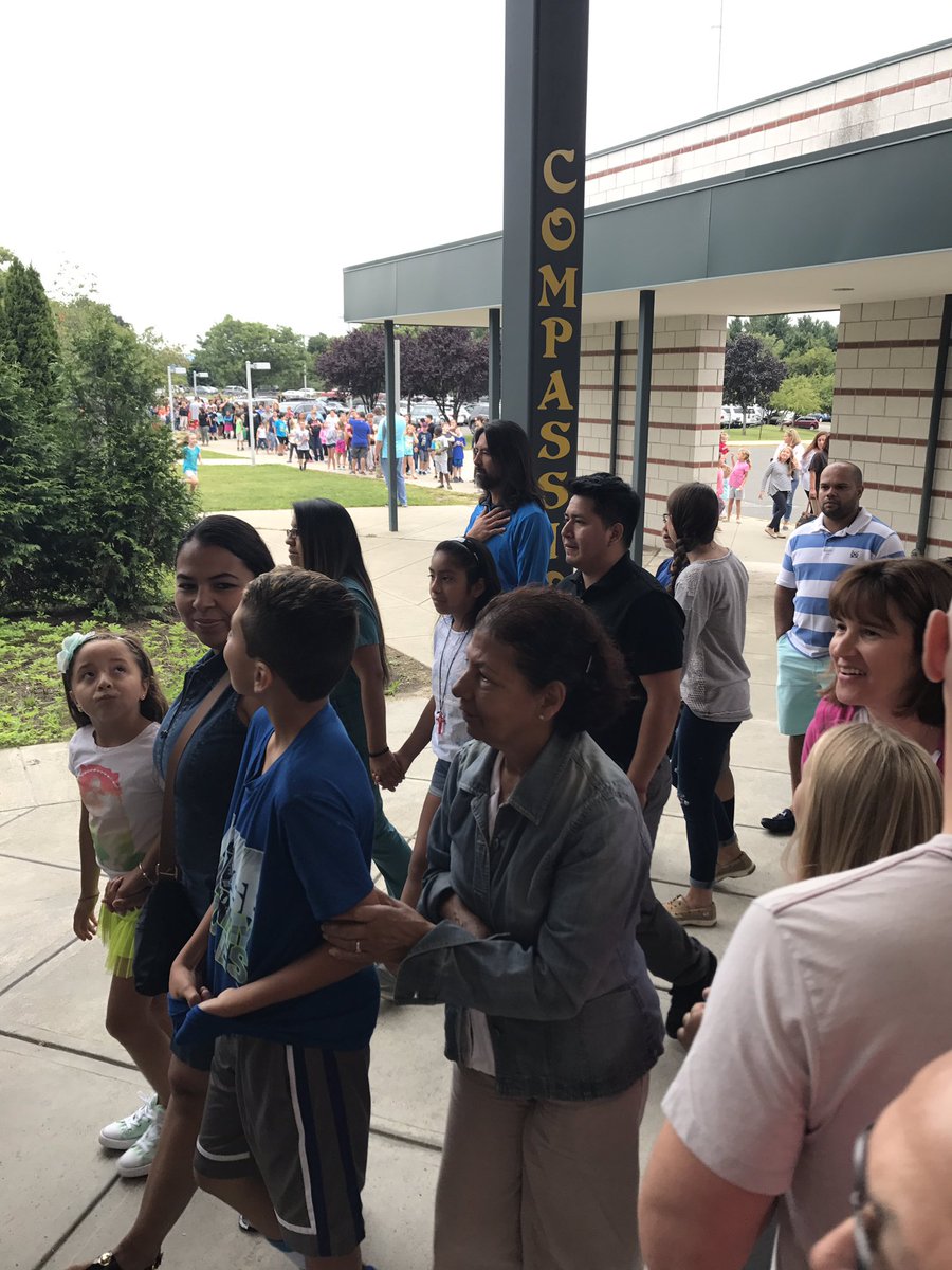 Students and families lined up to meet their teachers!