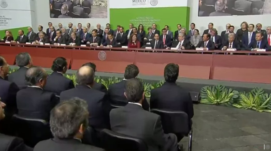 PresidenciaMX's tweet photo. Toma la palabra Don Carlos Aceves del Olmo, Secretario General de la Confederación de Trabajadores de México. https://t.co/yLYWD3ZR2U https://t.co/d9vJukEUU0