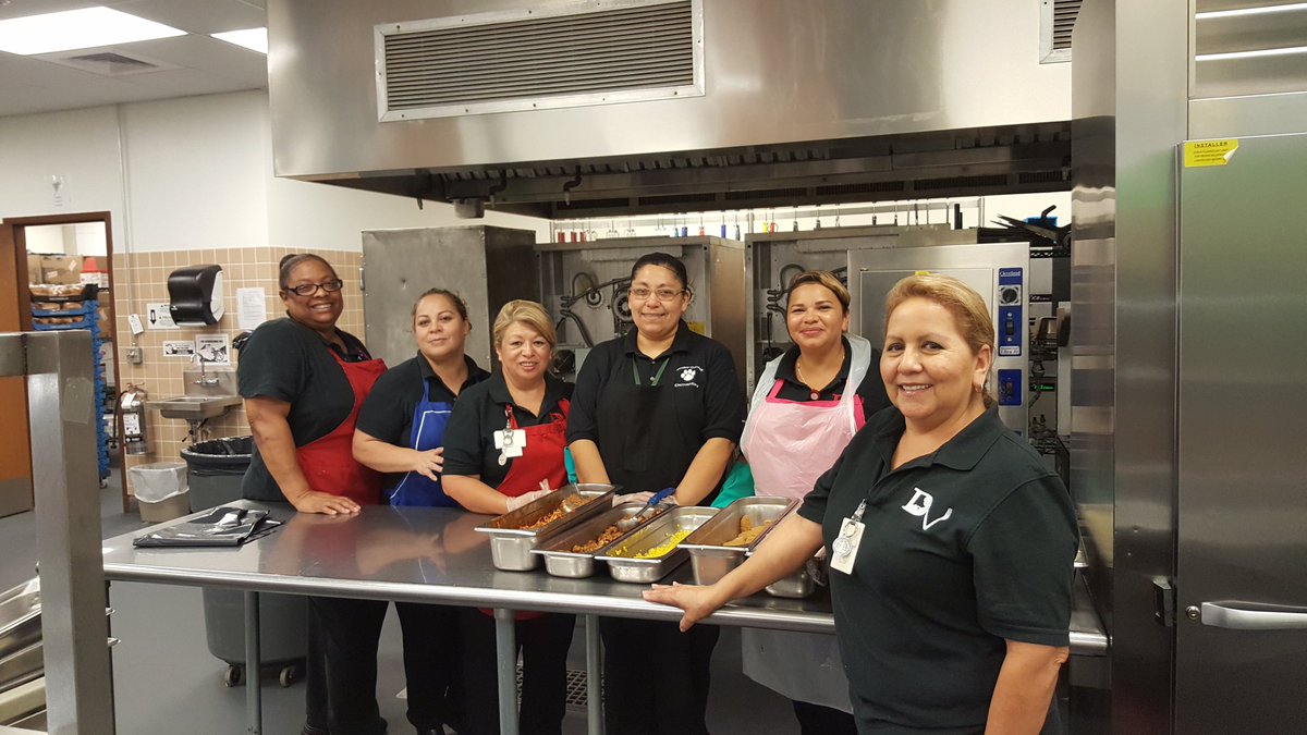 DVISD_HDES's tweet photo. Love these hard working ladies. Smoothest first day ever! Thanks for great lunch service #HDEHOUNDDOGS #DVPROUD #dvisdfirstday https://t.co/asekvTLfBa