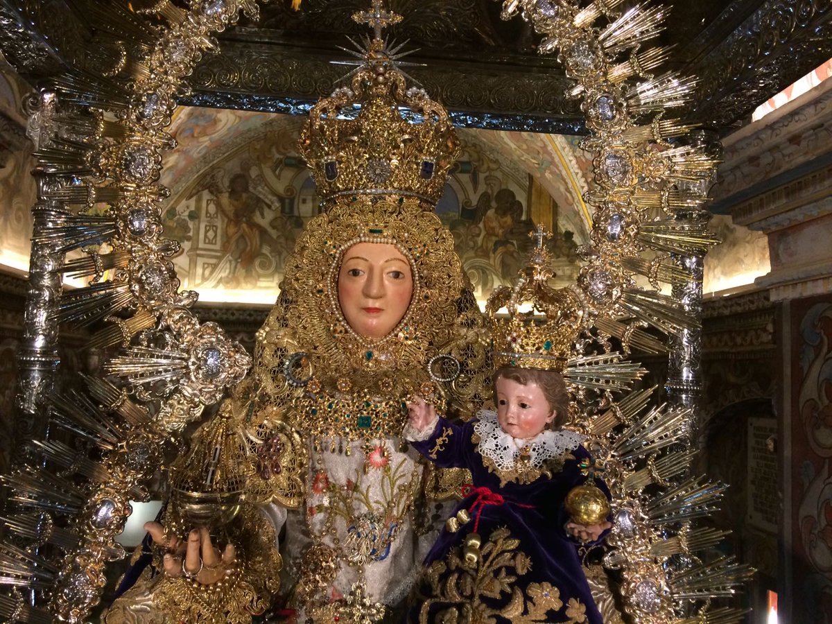 ConsolacionHdad's tweet photo. Ya está preparada nuestra Señora para su Novena, que comienza mañana. Preciosa como siempre. https://t.co/9UZ2gICDhO