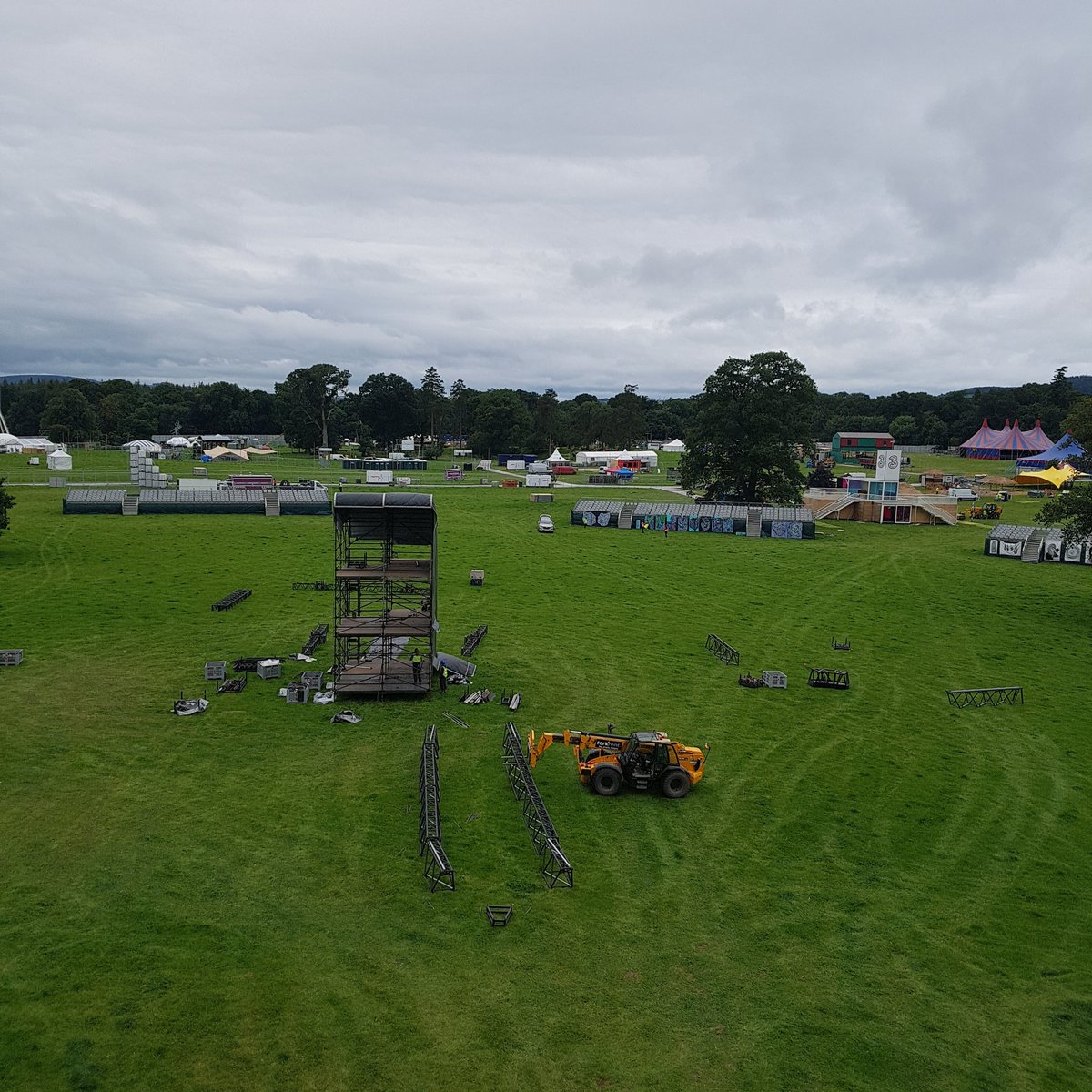 DSfreelance's tweet photo. my view of @electricpicnic from the Stage roof! #stager https://t.co/f8qkfqcSb5
