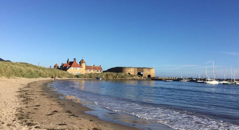 HARTResearch's tweet photo. A touch of #Northumberland #sunshine 🌤️🔷 (not today's!) for @DrAnuVaittinen #Beadnell Bay @ayearinbeadnell @beadnellbay @sjholt50 🏞️🌤️🌊🌅💜 https://t.co/8jjmKJSkmc