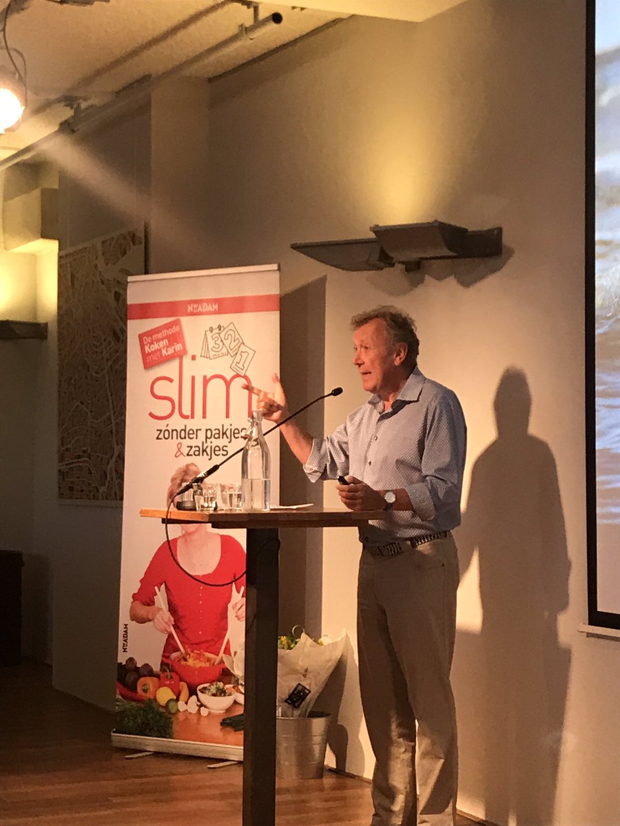 Dwarsliggert's tweet photo. Slim zonder pakjes & zakjes, het nieuwe boek van Karin Luiten op een variété avond feestelijk gepresenteerd @NWADAM @Kokenmetkarin #slimzpz https://t.co/ulAlw2qW6S