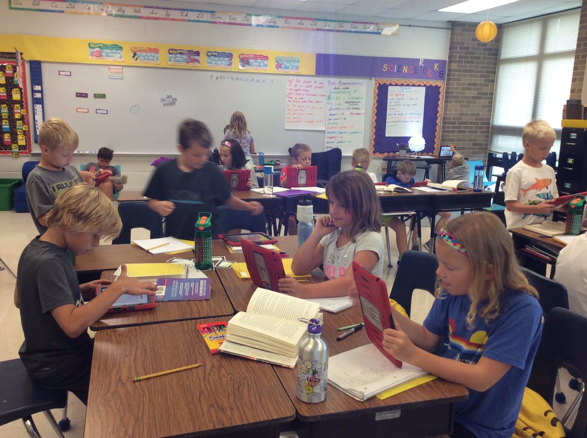LinesDen28's tweet photo. Identifying simple sentences and writing our own. #everydayediting @writeguyjeff https://t.co/oKqTYCjaUG