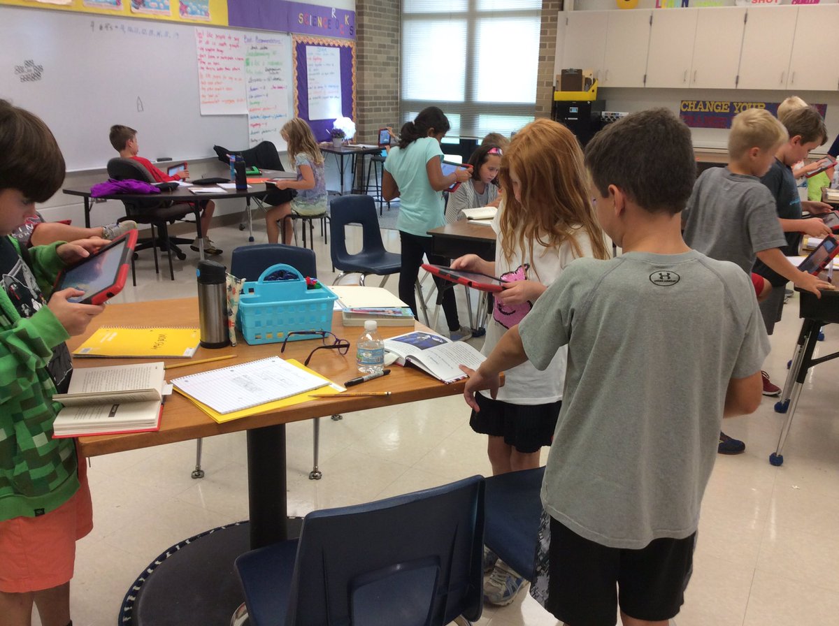 LinesDen28's tweet photo. Identifying simple sentences and writing our own. #everydayediting @writeguyjeff https://t.co/oKqTYCjaUG