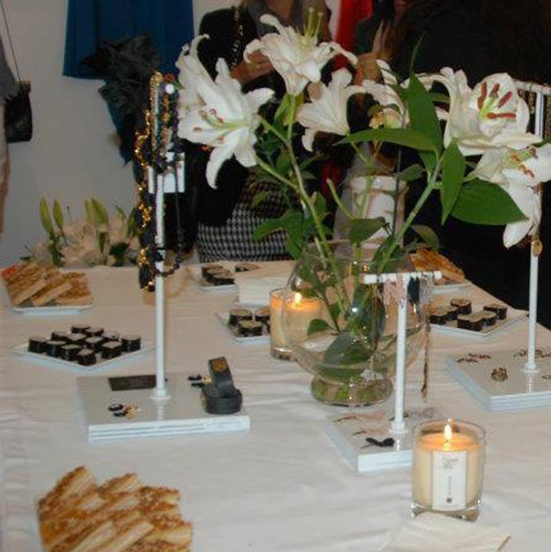 Capilecatering's tweet photo. Nos gusta vestir nuestras mesas con bonitos adornos florales y detalles que hacen única nuestra celebración. 🌷🌼🌺🌹 #detalles #celebracion https://t.co/9TmC5DWLzt
