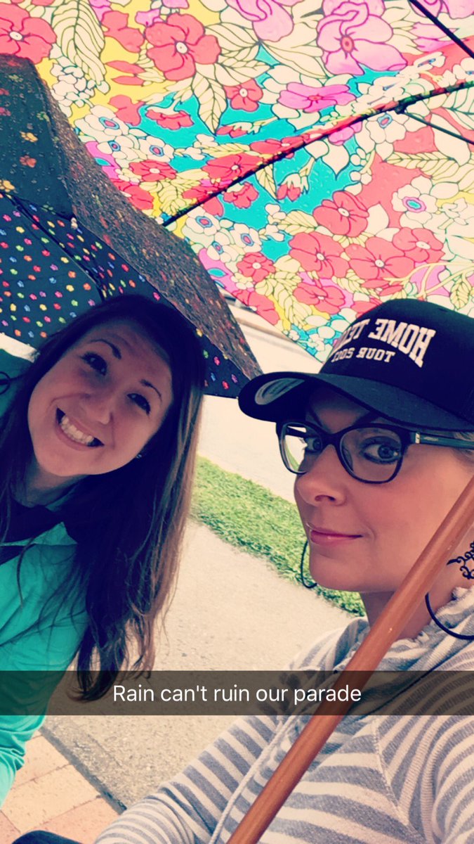 ASassy9's tweet photo. Me and @t_bailey719 waiting second and 3rd in line listening to your beautiful soundcheck 🤗😍@ThomasRhett #Grave #HomeTeamTour2017 https://t.co/6VGsHae8OQ