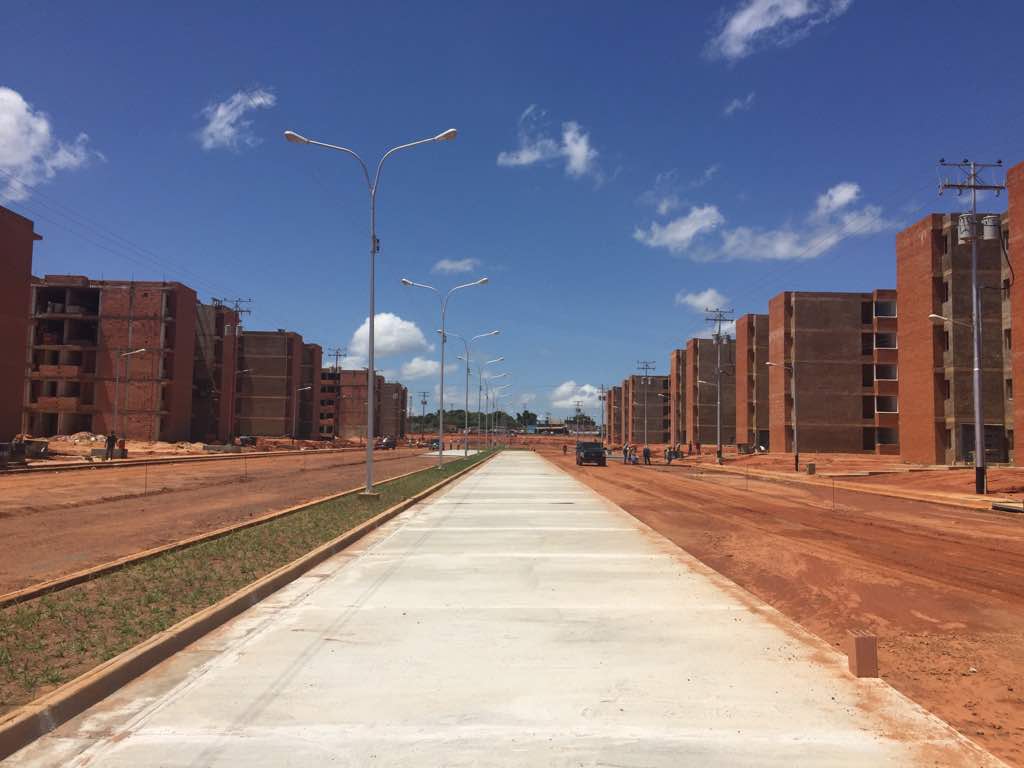 NoticiasCbo's tweet photo. ¡La patria no se vende, la patria se construye! A toda máquina avanza el urbanismo El Gigante de Ciudad Bolívar, una MEGA obra de la #GMVV https://t.co/iOuQnV6Cte