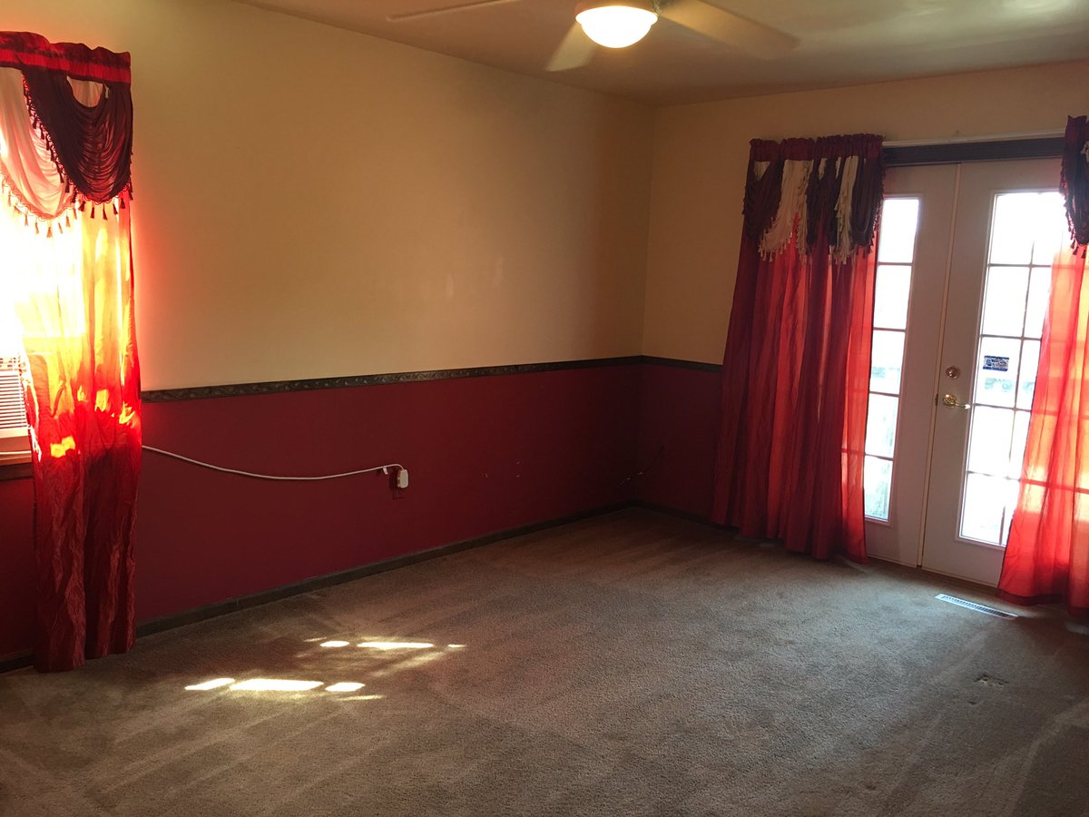 KPfeiler2010's tweet photo. Anyone want these drapes? They'd go perfectly in a haunted house. #redroom #poorkid #shouldbeworking #projectsgalore https://t.co/vjRTtW5ibe