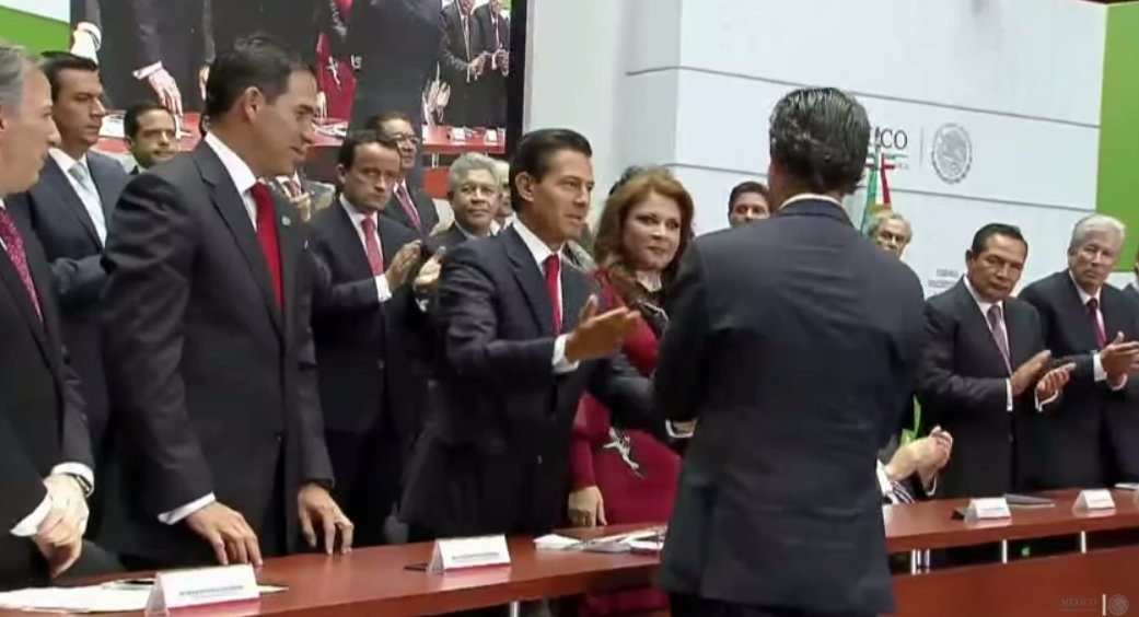 PresidenciaMX's tweet photo. El Presidente @EPN hace entrega de la concesión de la Nueva Bolsa Institucional de Valores. https://t.co/eqItCDjNu2