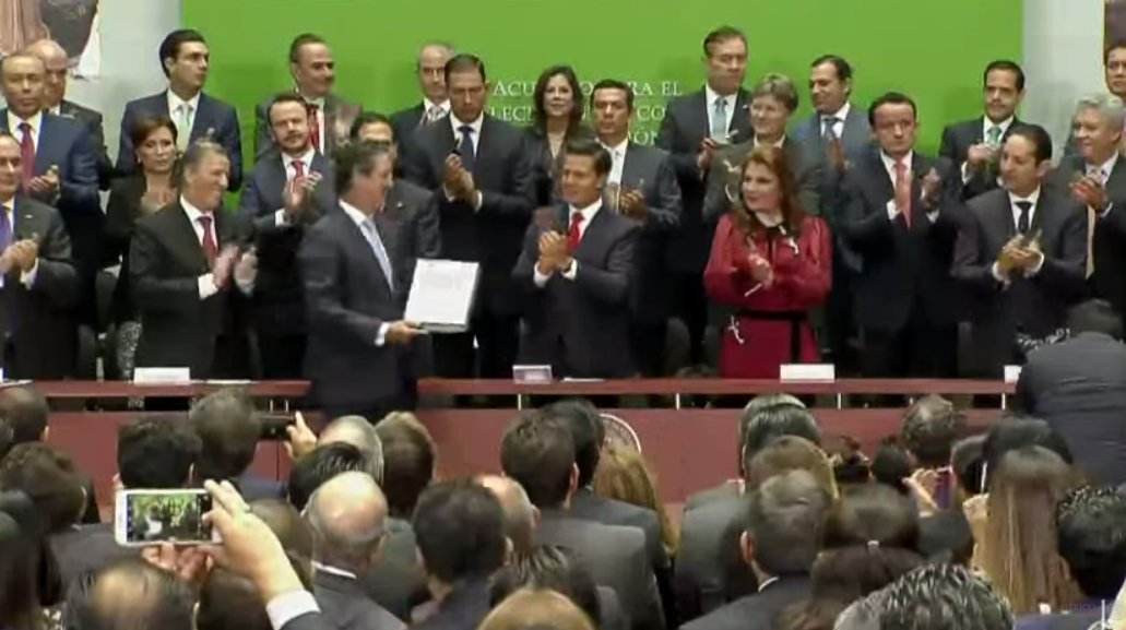 PresidenciaMX's tweet photo. El Presidente @EPN hace entrega de la concesión de la Nueva Bolsa Institucional de Valores. https://t.co/eqItCDjNu2