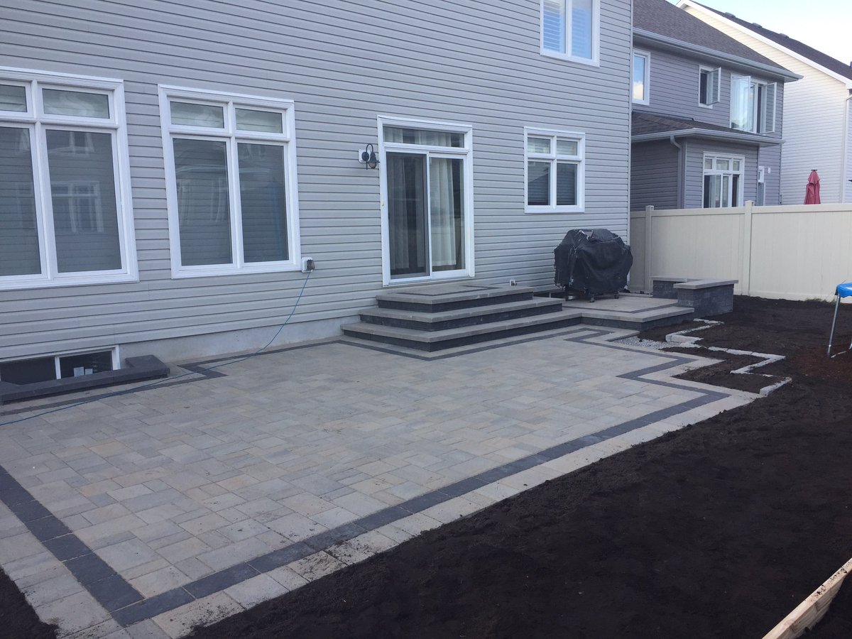 RM_Landscape's tweet photo. Using Brandon wall with Raffinato caps looks great @techobloc @paverpete1 #techopros #whyihardscape https://t.co/fjdlSbSbCZ