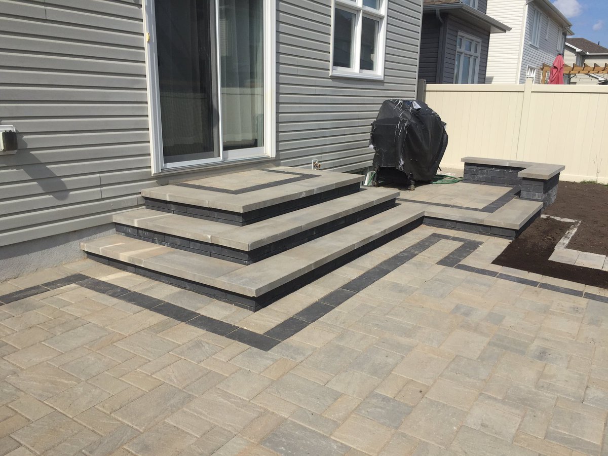 RM_Landscape's tweet photo. Using Brandon wall with Raffinato caps looks great @techobloc @paverpete1 #techopros #whyihardscape https://t.co/fjdlSbSbCZ