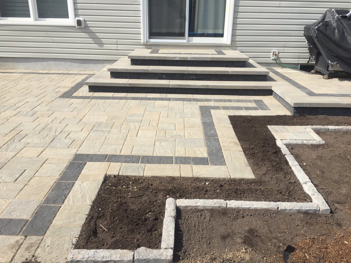 RM_Landscape's tweet photo. Using Brandon wall with Raffinato caps looks great @techobloc @paverpete1 #techopros #whyihardscape https://t.co/fjdlSbSbCZ