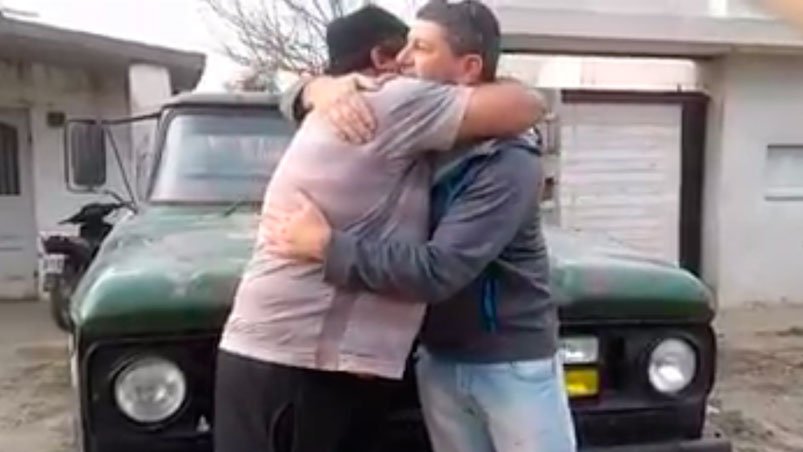 ElDoce's tweet photo. Un gesto que emociona: ganó una rifa solidaria y devolvió el premio. Conocé esta hermosa historia de dos cordobeses https://t.co/1qbfbjVD9L https://t.co/8ruWV6v0LD
