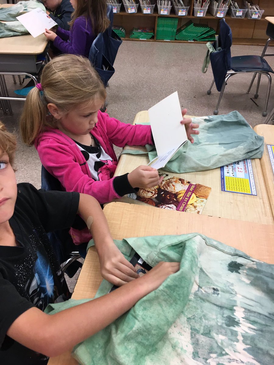 madelineg1115's tweet photo. Students in room 7 practice taking a picture walk before reading a book. @RBElementary https://t.co/n7kdrBNUZN