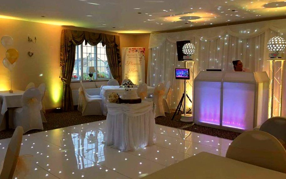 Absolutely stunning White and Gold set up for Stuart &amp; Kim's wedding day @GretnaGreen last week... #beautifulweddingsonly <a href="/Revo_Nights/">Rhona Kelly 🇬🇧</a> 💛