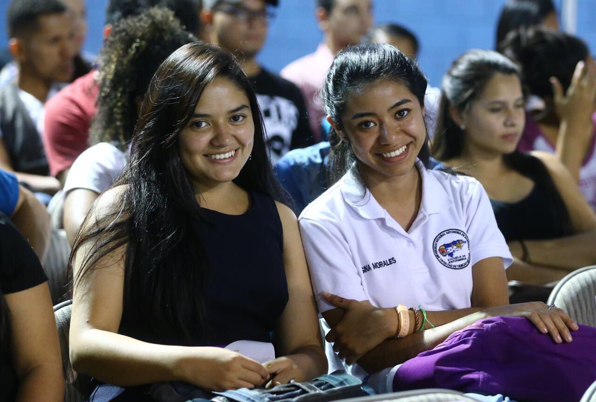 JuanOrlandoH's tweet photo. Jóvenes que a través de Facebook solicitaron una oportunidad, sus mensajes fueron leídos, hoy les entregaron  
1100 #Becas2020! https://t.co/jwXTeLz09X