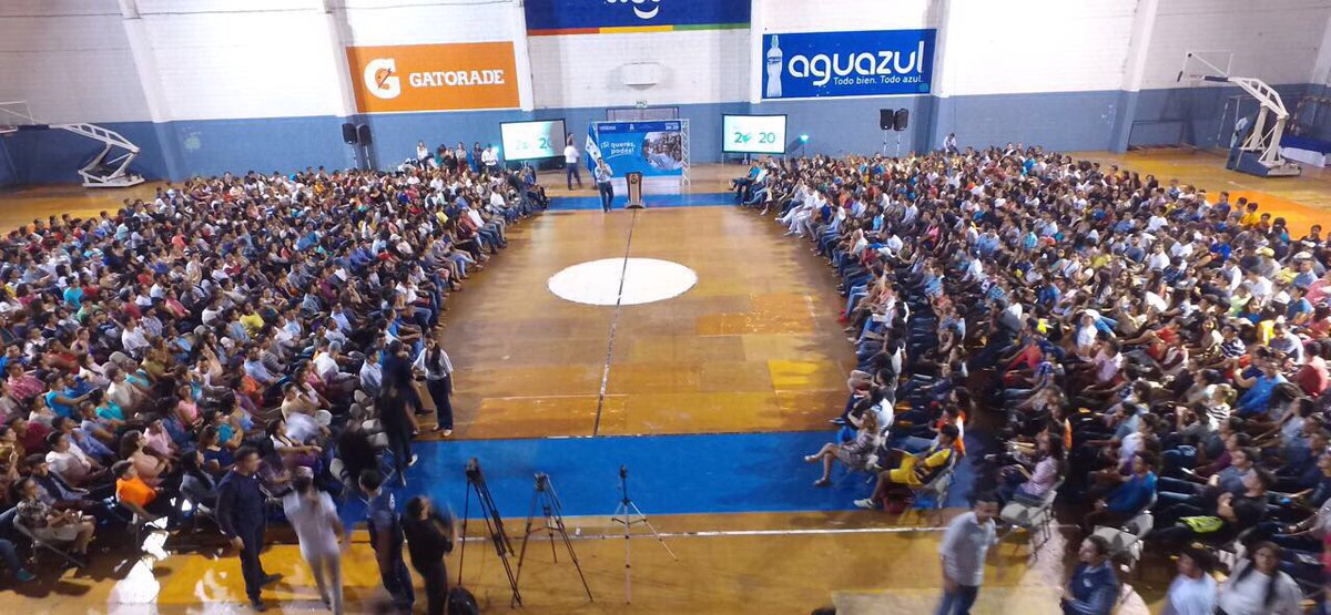 JuanOrlandoH's tweet photo. Jóvenes que a través de Facebook solicitaron una oportunidad, sus mensajes fueron leídos, hoy les entregaron  
1100 #Becas2020! https://t.co/jwXTeLz09X
