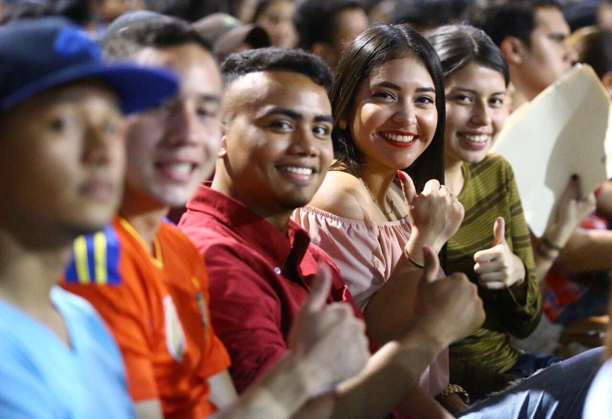 JuanOrlandoH's tweet photo. Jóvenes que a través de Facebook solicitaron una oportunidad, sus mensajes fueron leídos, hoy les entregaron  
1100 #Becas2020! https://t.co/jwXTeLz09X