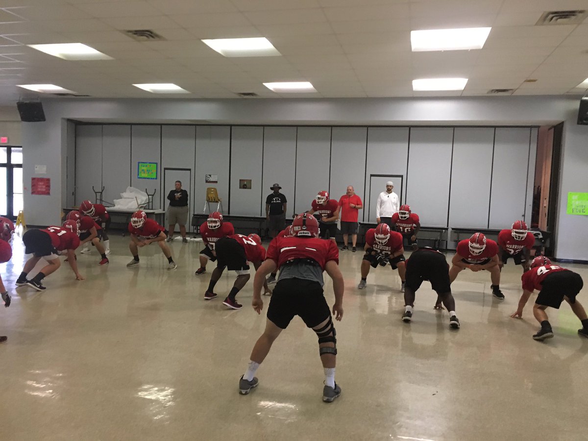 _SMHSFootball's tweet photo. Rain couldn't stop us from getting ready for Episcopal today! #CallOfTheWarrior https://t.co/fCqVex6W8f
