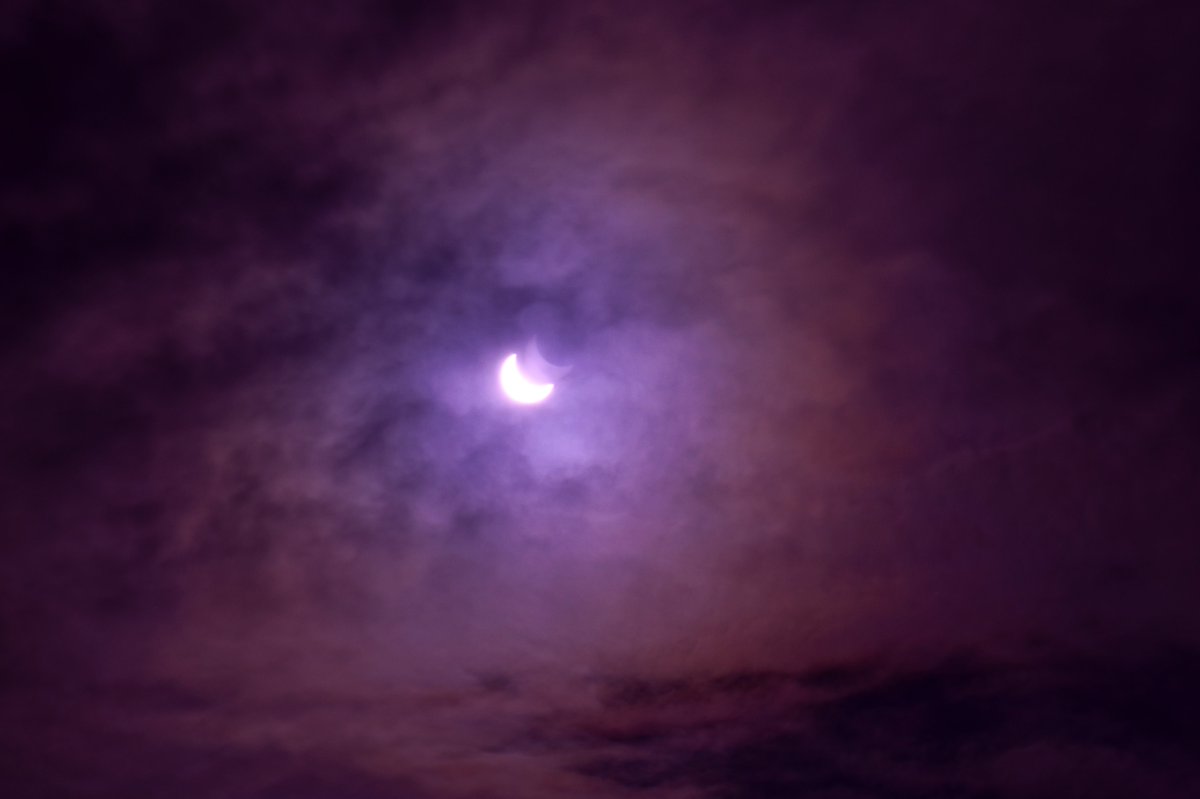 eleida's tweet photo. La Luna no, el Sol con eclipse. #minimal
 #TWT2  #TogTweeter
#500pxrtg
#dailyphoto 
#phcweek #Dreamstime
#PicOfTheDay
#PintoFotografía https://t.co/CAuJ7E31eO