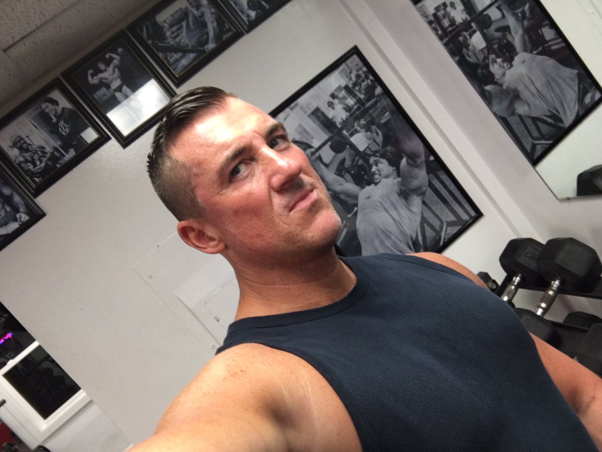 BarelyLegalFJs's tweet photo. Love all the Arnold pics all around the walls. Got a great shoulder and ab workout in! #Vacation2017 #GetinItIn 💪💯👍 https://t.co/tc5tckgrMG