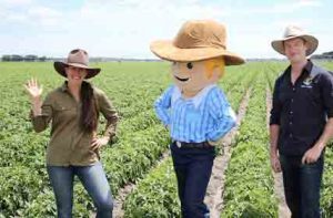 Hentyfielddays's tweet photo. George the Farmer set to inspire children at Henty https://t.co/Gix1bMv5Ir https://t.co/vp8DyRprp1