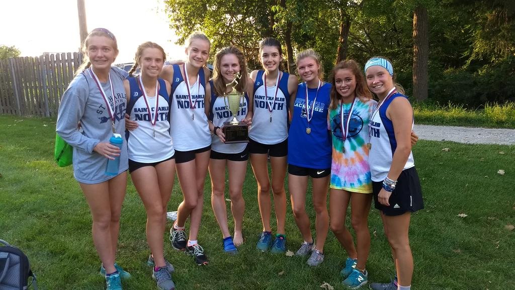ShariHayes1's tweet photo. St.Charles North wins Elgin City Classic. 7th year in a row! 6 runners in the top 20. https://t.co/kRItg6t097