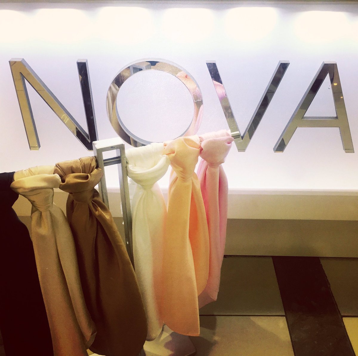 NovaAccesorios's tweet photo. Nuevos #pañuelos #lisos de #seda. Para darle un toque #chic y de #color 🌈 a este día #gris. 🌧 #novaaccesorios #NOVAIDEAS https://t.co/BAKVjA2FaN