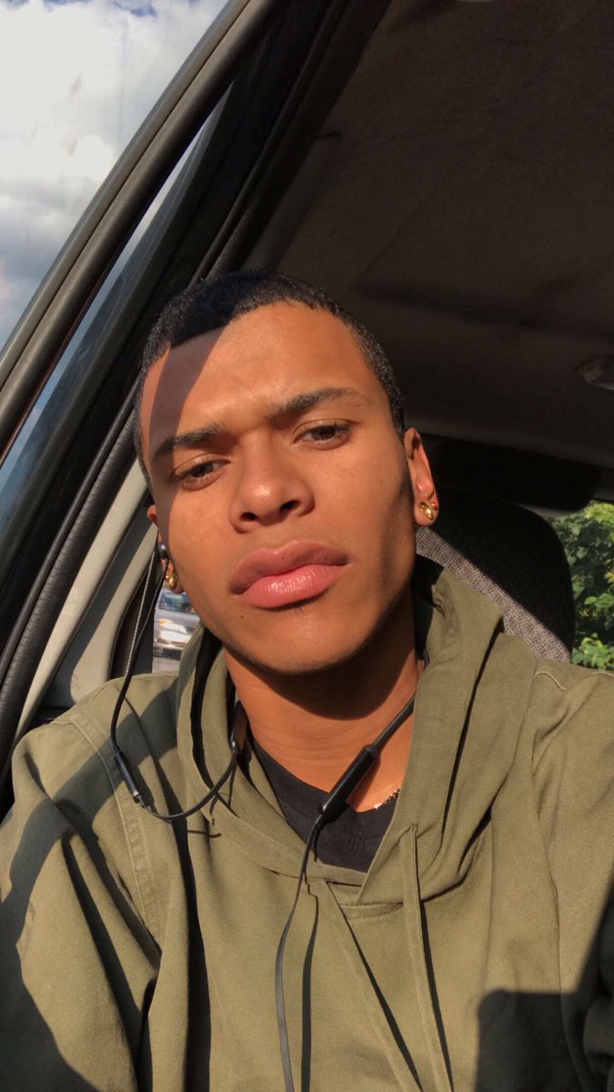 cyrusthealien's tweet photo. Just went shopping now about to go eat. This lighting tho. https://t.co/CwbwMruqnf