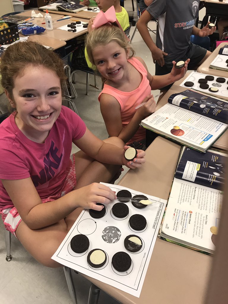 The phases of the moon and Oreos!! 🌕🌖🌗🌘🌑