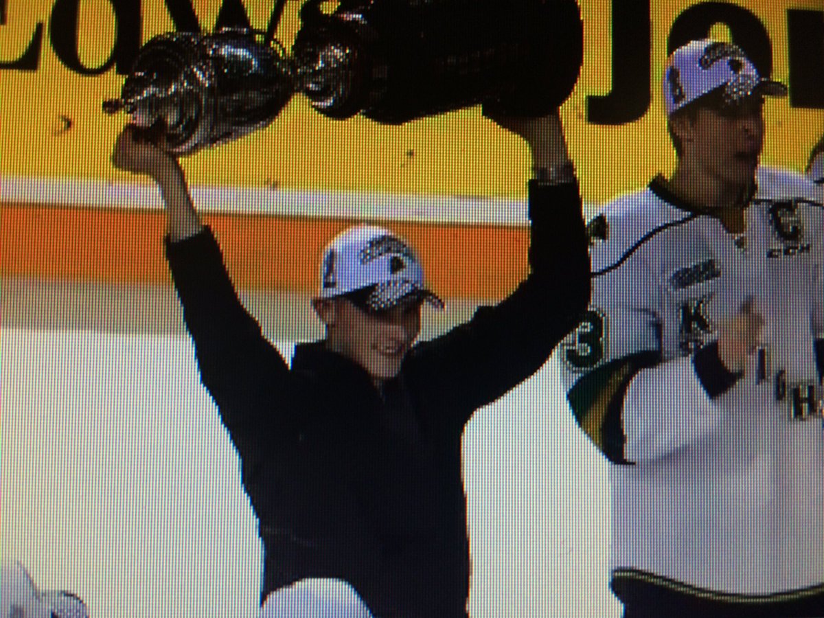 BrentLaleCTV's tweet photo. Remember when @Marner93 handed the @OHLHockey trophy to Jacob Buch? Well he's recovered from cancer &amp; back at camp. Story on @CTVLondon at 6 https://t.co/lqN5XV6TyN