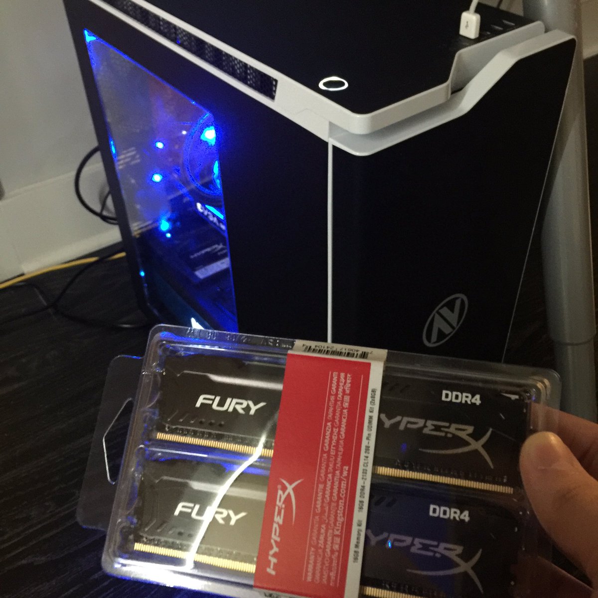 urnsdesign's tweet photo. I think I treat my PC better than I treat myself. #DownloadMoreRAM https://t.co/unHzJHOib1