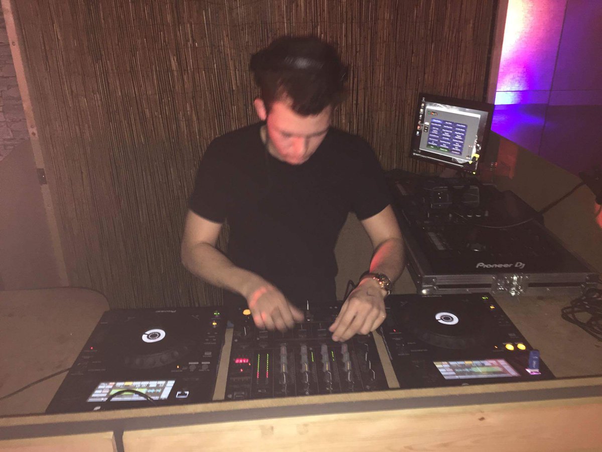 wellzee_dj's tweet photo. from sunday
#dj #mix #mixing #inthemix #utterradio #ibiza #pioneer #pioneerdj #soundcloud #housemusic #techno #techhouse #techhousemusic https://t.co/nnkLhpTuAP