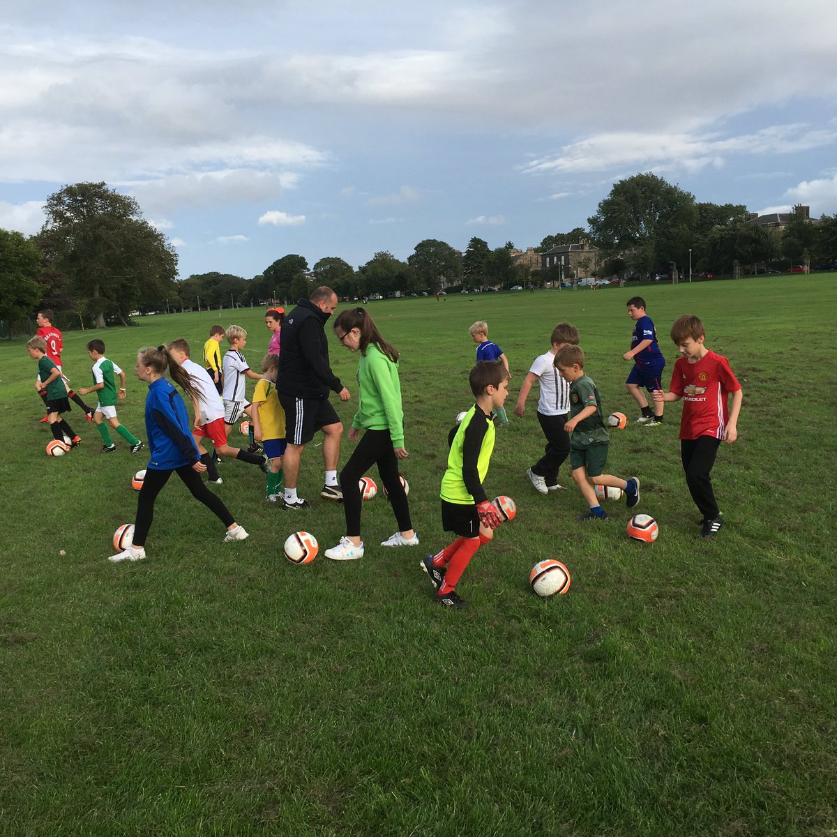 EdiHelpingHands's tweet image. Big Shout out to the 35 Kids on #LeithLinks tonight practicing and playing ⚽️ in preparation for the BIG Festival of Football on #Sept10th