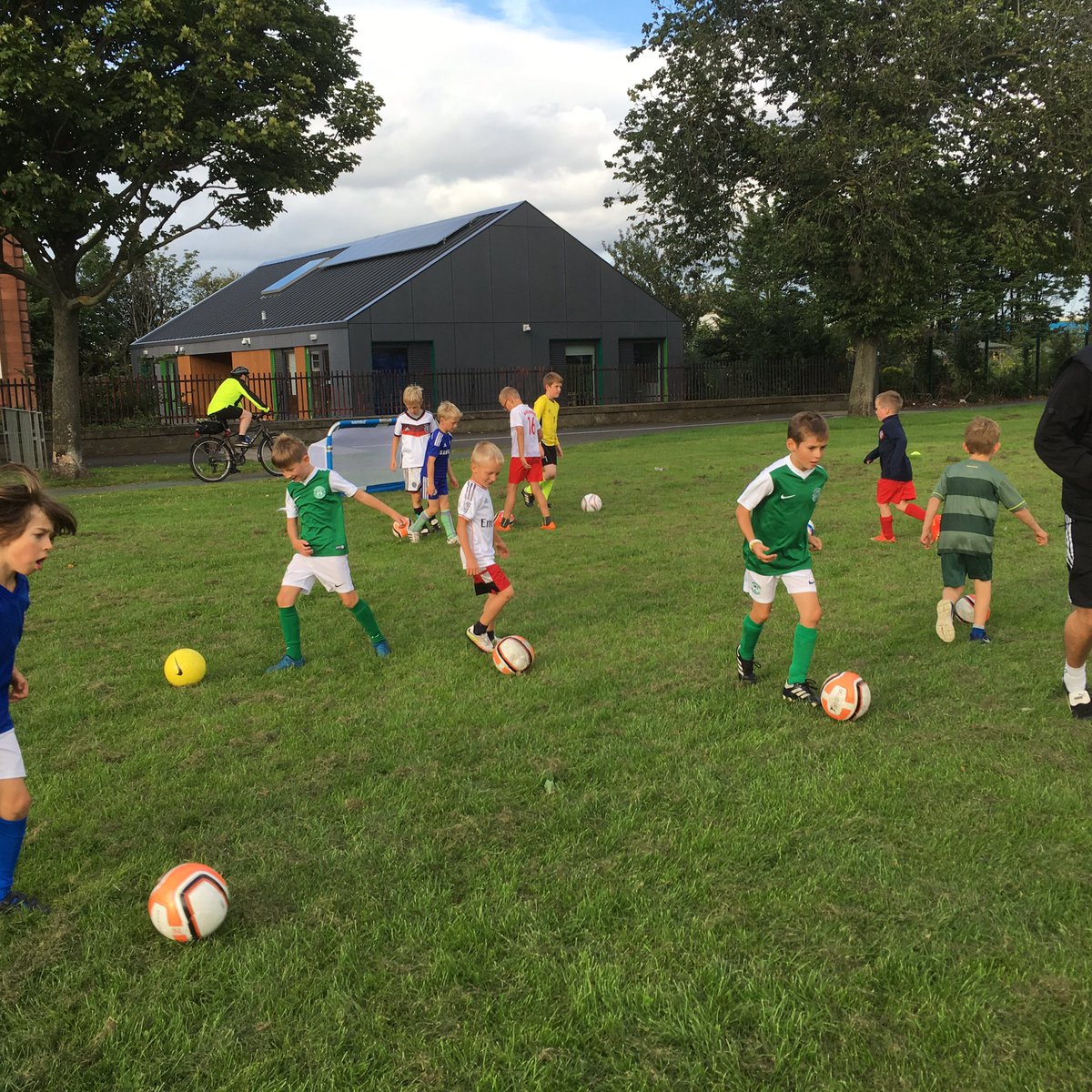 EdiHelpingHands's tweet image. Big Shout out to the 35 Kids on #LeithLinks tonight practicing and playing ⚽️ in preparation for the BIG Festival of Football on #Sept10th