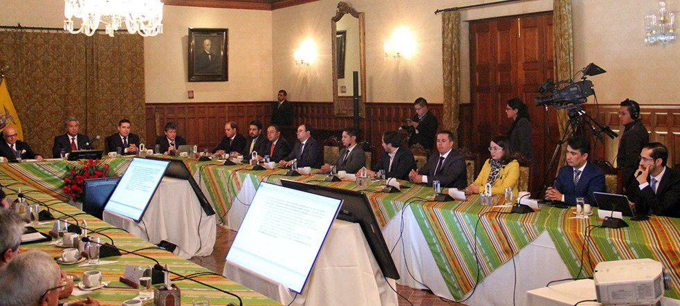 CFN_ECUADOR's tweet photo. El mejor mecanismo para ponerse de acuerdo es el diálogo #BancaParaTodosEC durante Acuerdo entre actores EPS, la banca pública y privada https://t.co/NMLUcMPqJQ