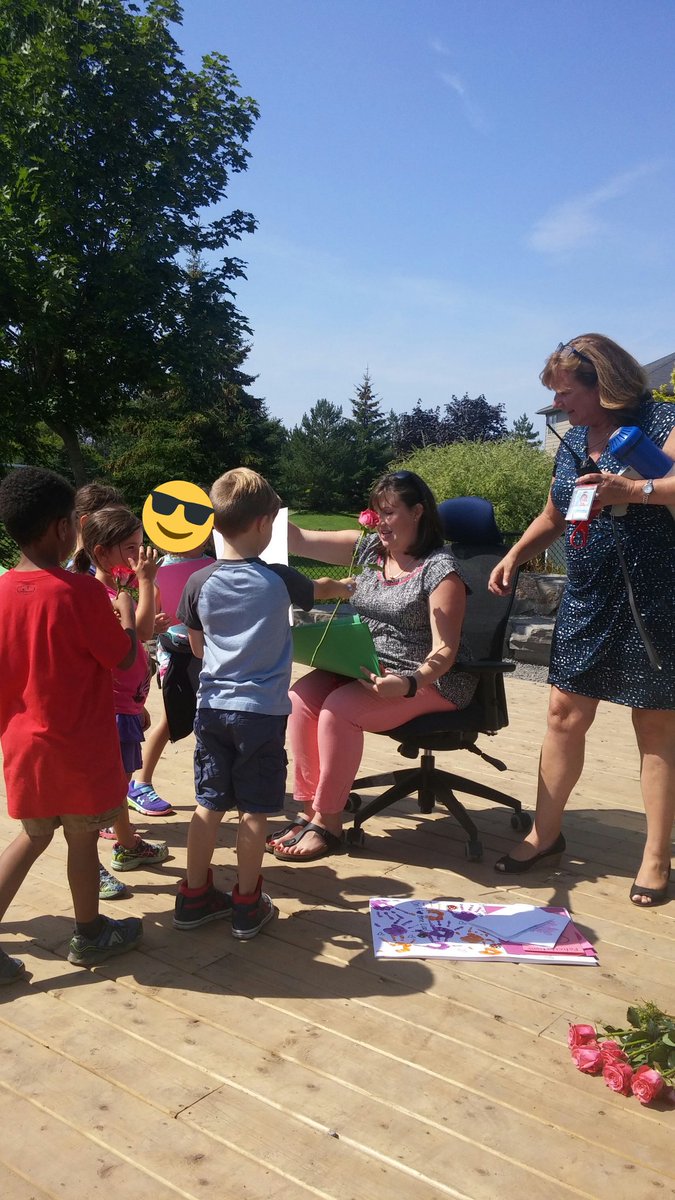 Mme_Liz's tweet photo. Bon #conge de maternité @LisaSamrai ...Repose-toi bien! @EcoleBG @plantelu https://t.co/jWjfhGInoK