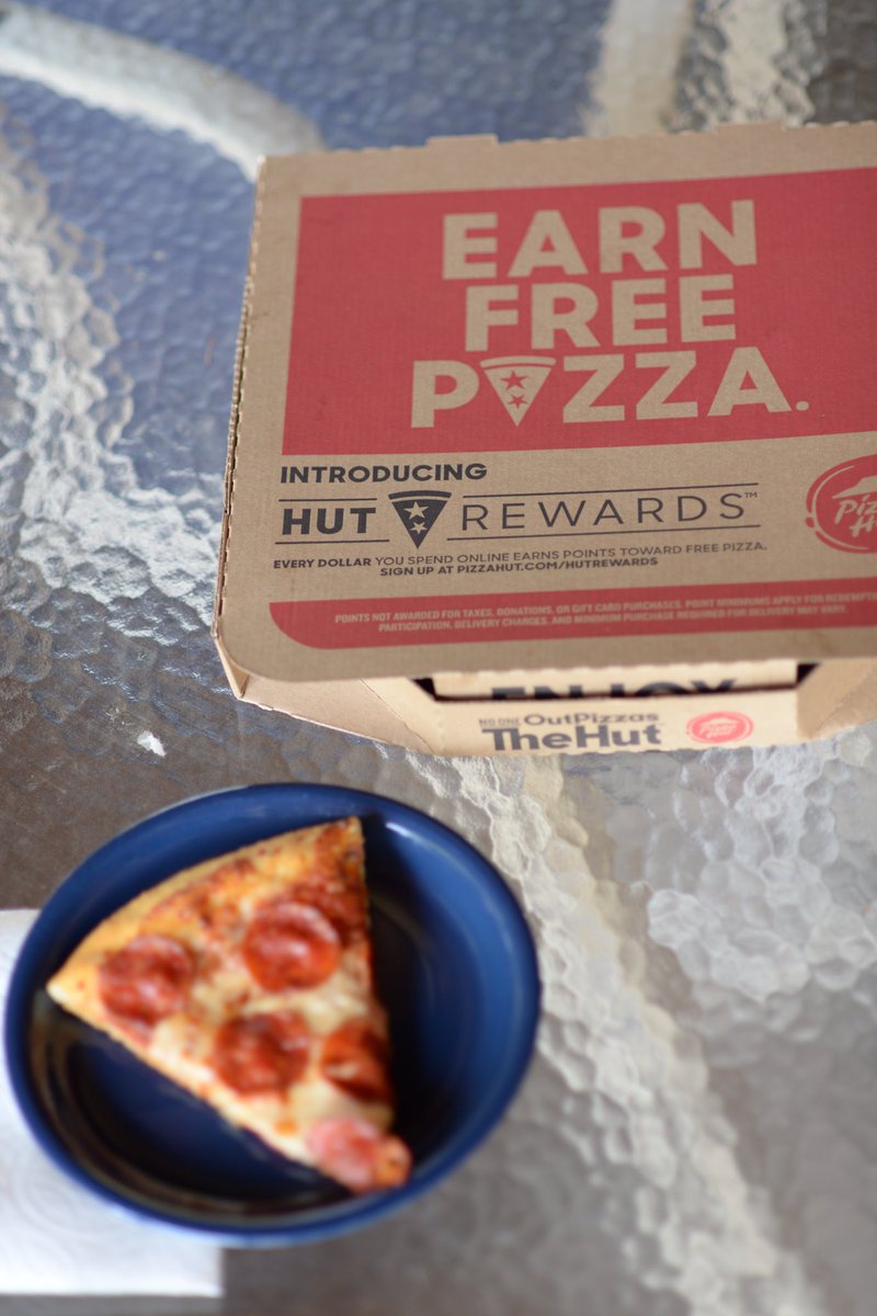 emmmaca's tweet photo. What’s better than pizza? By joining #HutRewards, you earn points on all online purchases! https://t.co/D5pFSkxKax #Sponsored @PizzaHut https://t.co/7VuaMTMjox