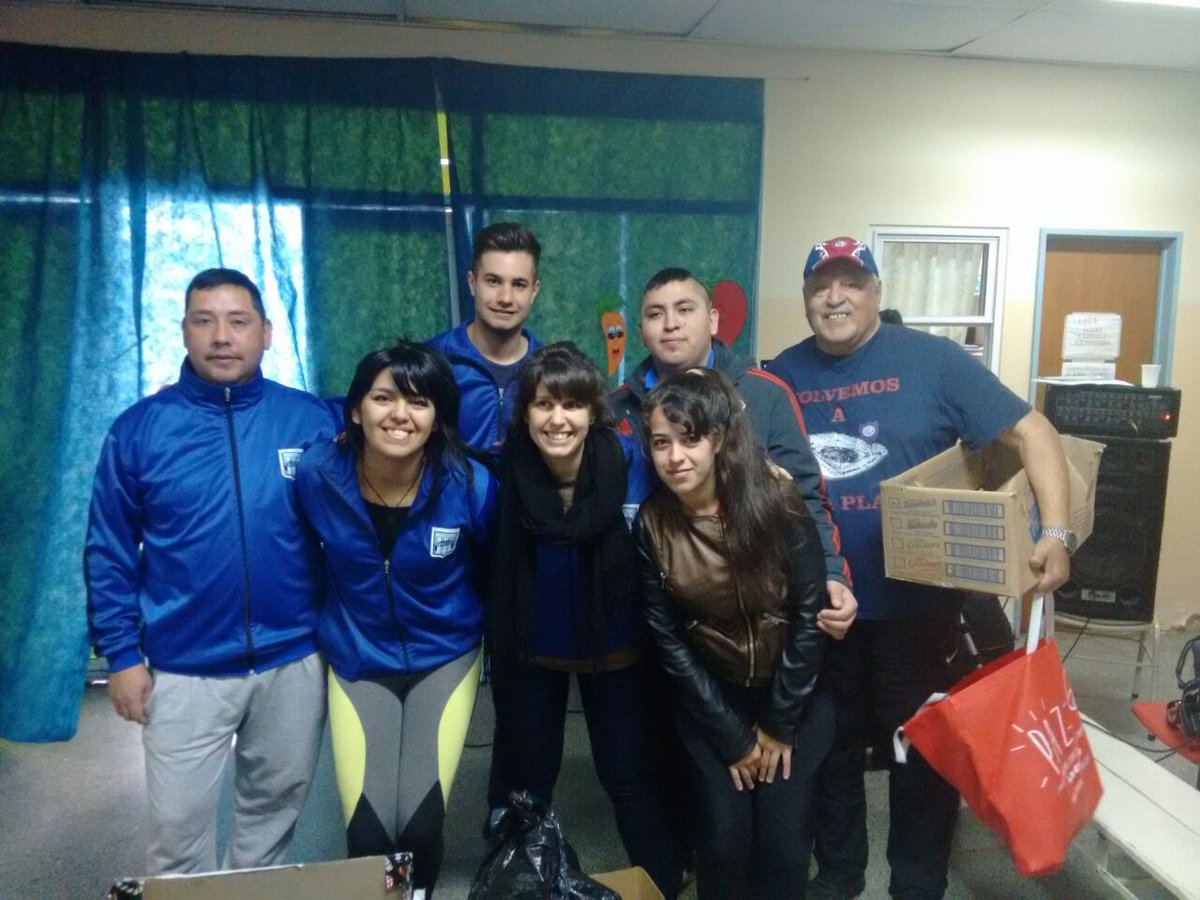 CuervosVdmPtg's tweet photo. Representantes de nuestra peña junto a La Filial Viedma Comarca Racinguista y River Viedma hicimos entrega de juguetes en el Hospital https://t.co/Nma5utfjwe