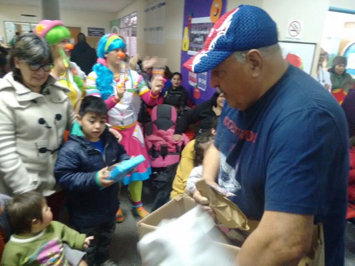 CuervosVdmPtg's tweet photo. Representantes de nuestra peña junto a La Filial Viedma Comarca Racinguista y River Viedma hicimos entrega de juguetes en el Hospital https://t.co/Nma5utfjwe